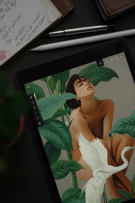 Un écran d'ordinateur moderne montrant un travail de conception web, mettant en valeur des visuels créatifs dans un espace de travail.